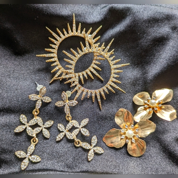 Three pairs of gold tone costume earrings - Picture 1 of 2